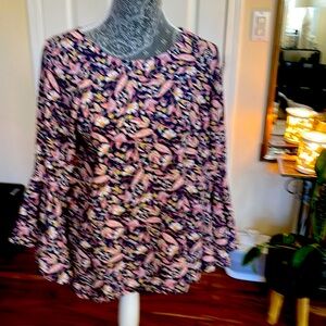 Floral blouse with winged 3/4 length sleeves
